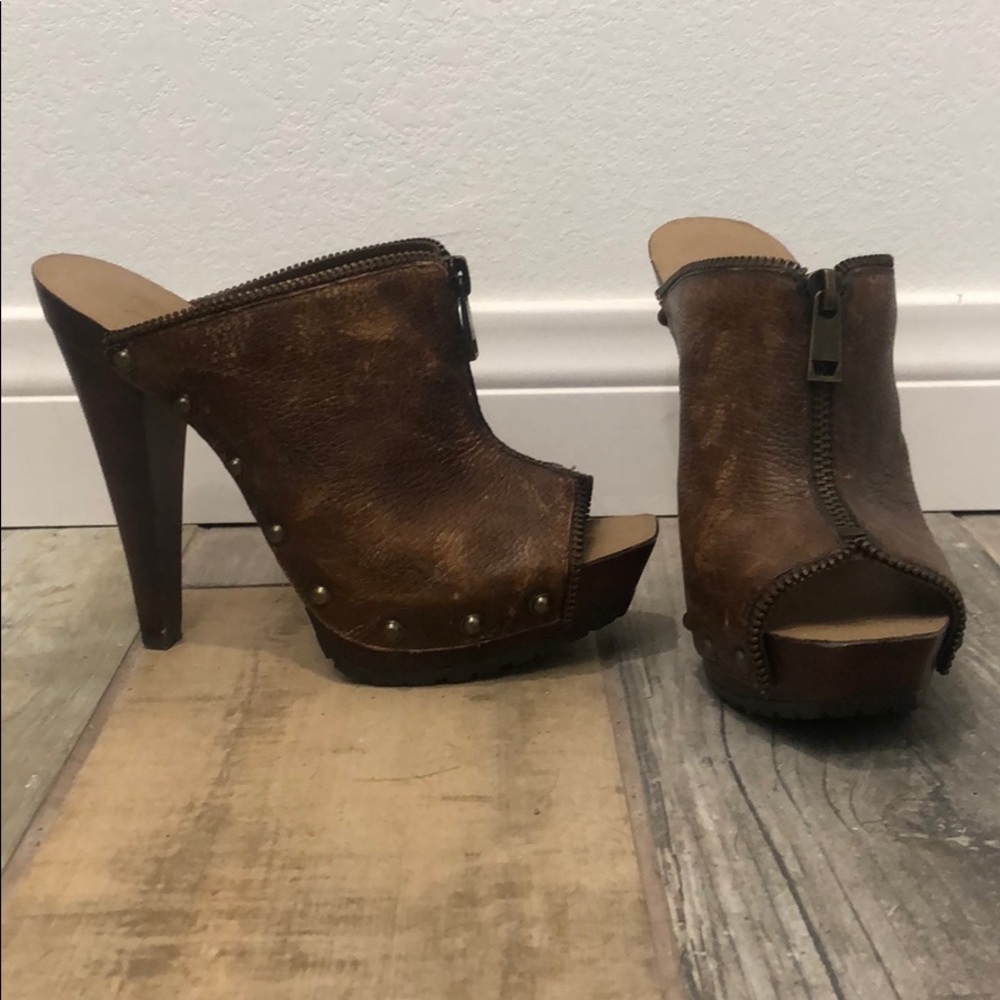 Jessica Simpson zip up clogs - Size 6